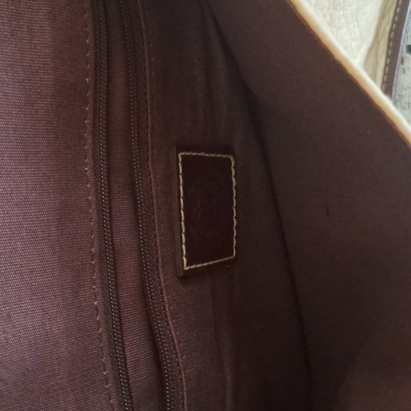 Elegant Cream and Brown Leather Bag with Gold Accent - Picture 6 of 8